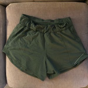 Lululemon Green Seersucker HR Hotty Hots Sz 6 EUC